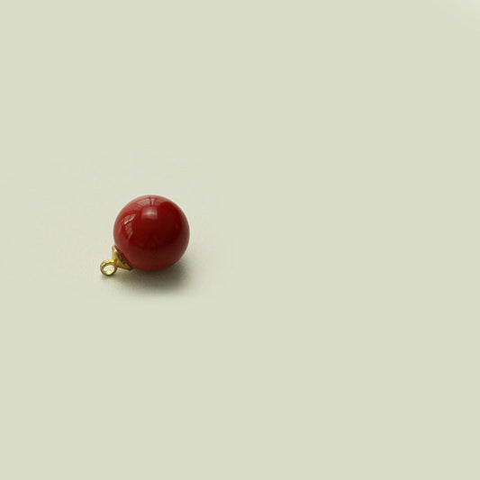 Roter Perlenknopf (oblate) mit goldfarbener Metallöse