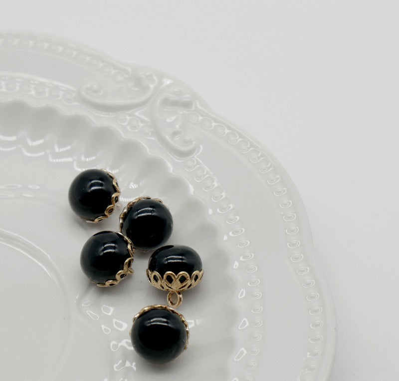 11.5mm Perlmuttknöpfe mit goldener Spitze, Schwarz, rund, mit goldener Öse