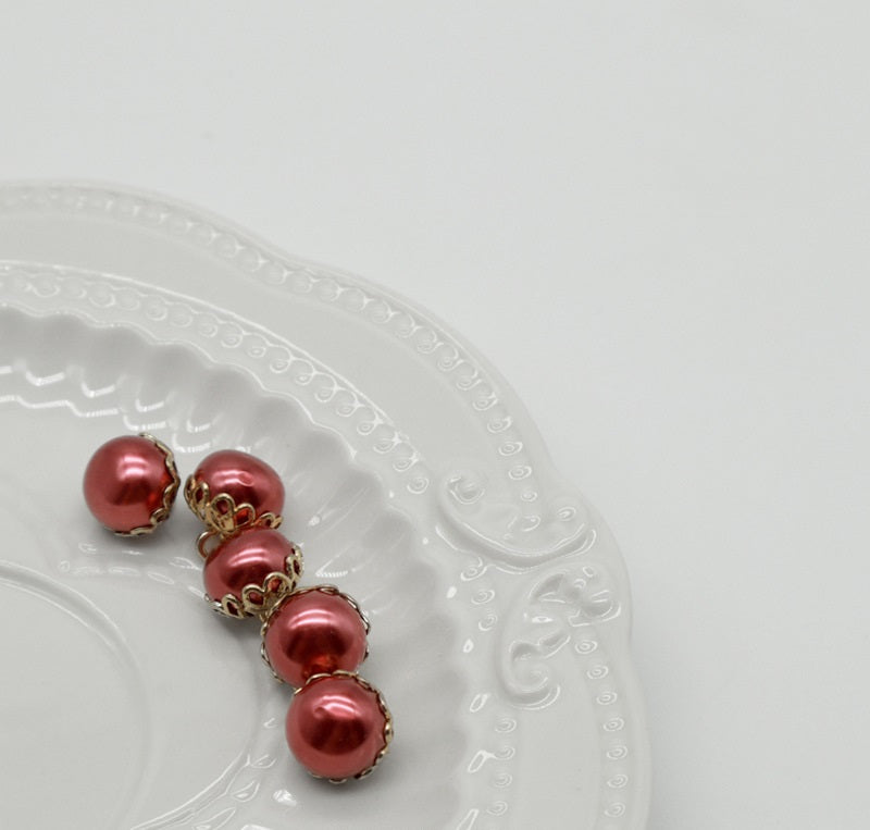 11.5mm Perlmuttknöpfe mit goldener Spitze, Rot, rund, mit goldener Öse