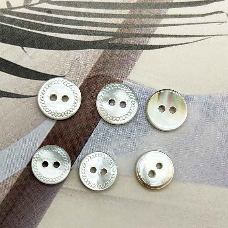White round 2-hole mabe pearl shell buttons with scalloped rim