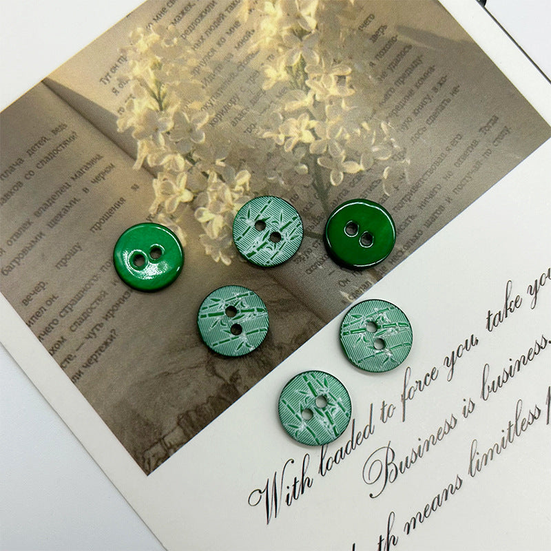 Mehrere grüne Vintage-Baumknöpfe, 2 Löcher, geprägter Baumrinden-Look