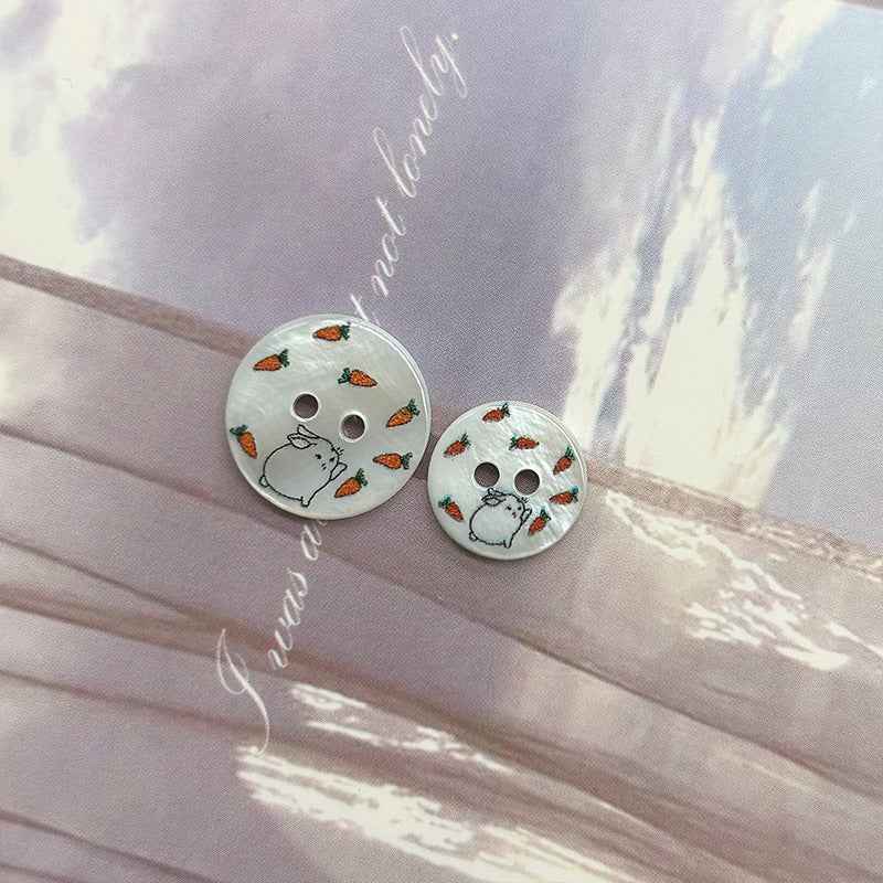 11.5/15mm runder 2-Loch Bunny-und-Karotte Shellknopf, weiß mit Hasenmotiv und Karotten