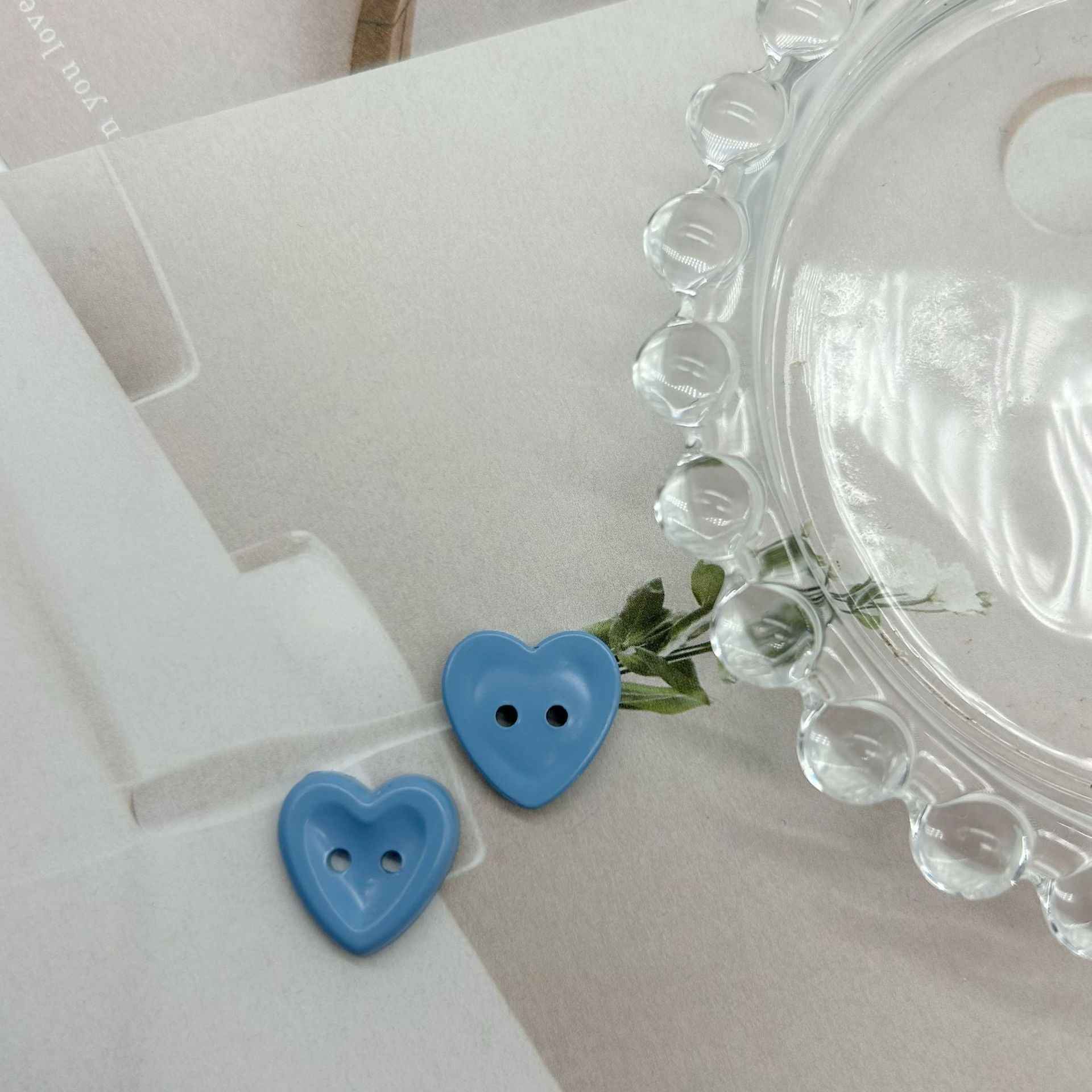 Light blue heart buttons with two holes, two-piece set