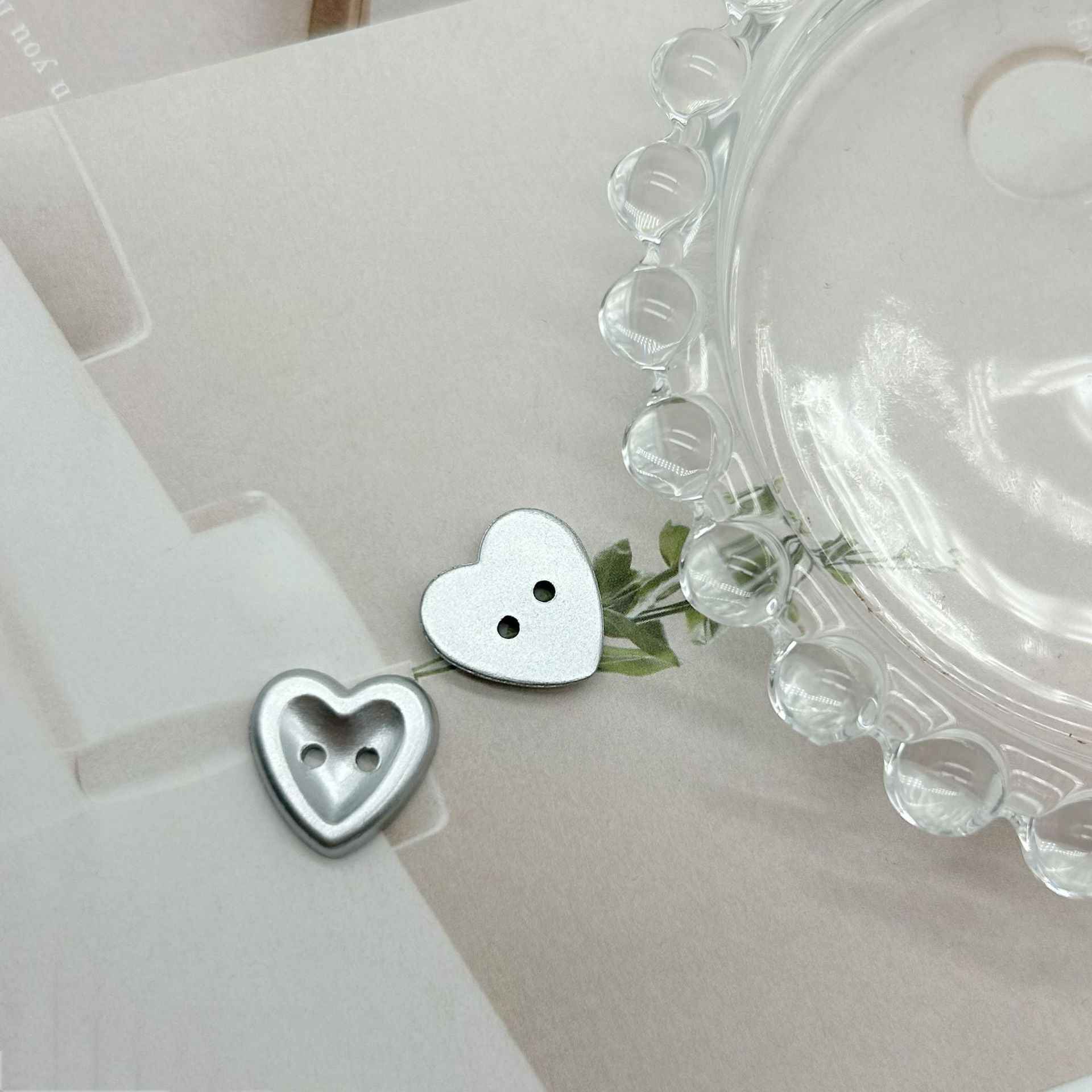 Two-hole heart buttons, light gray/white with matte finish