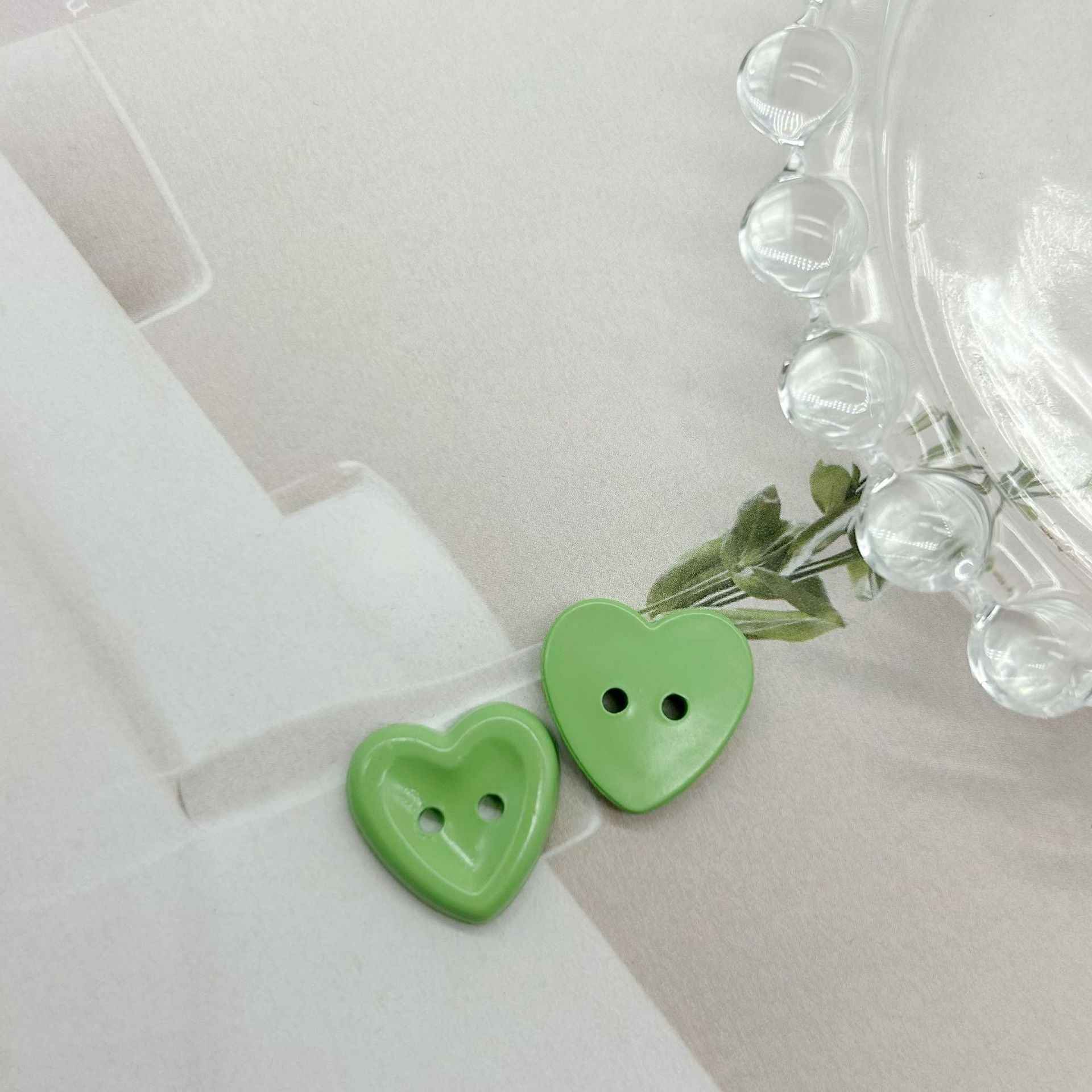 Green heart buttons with two holes, two-piece set