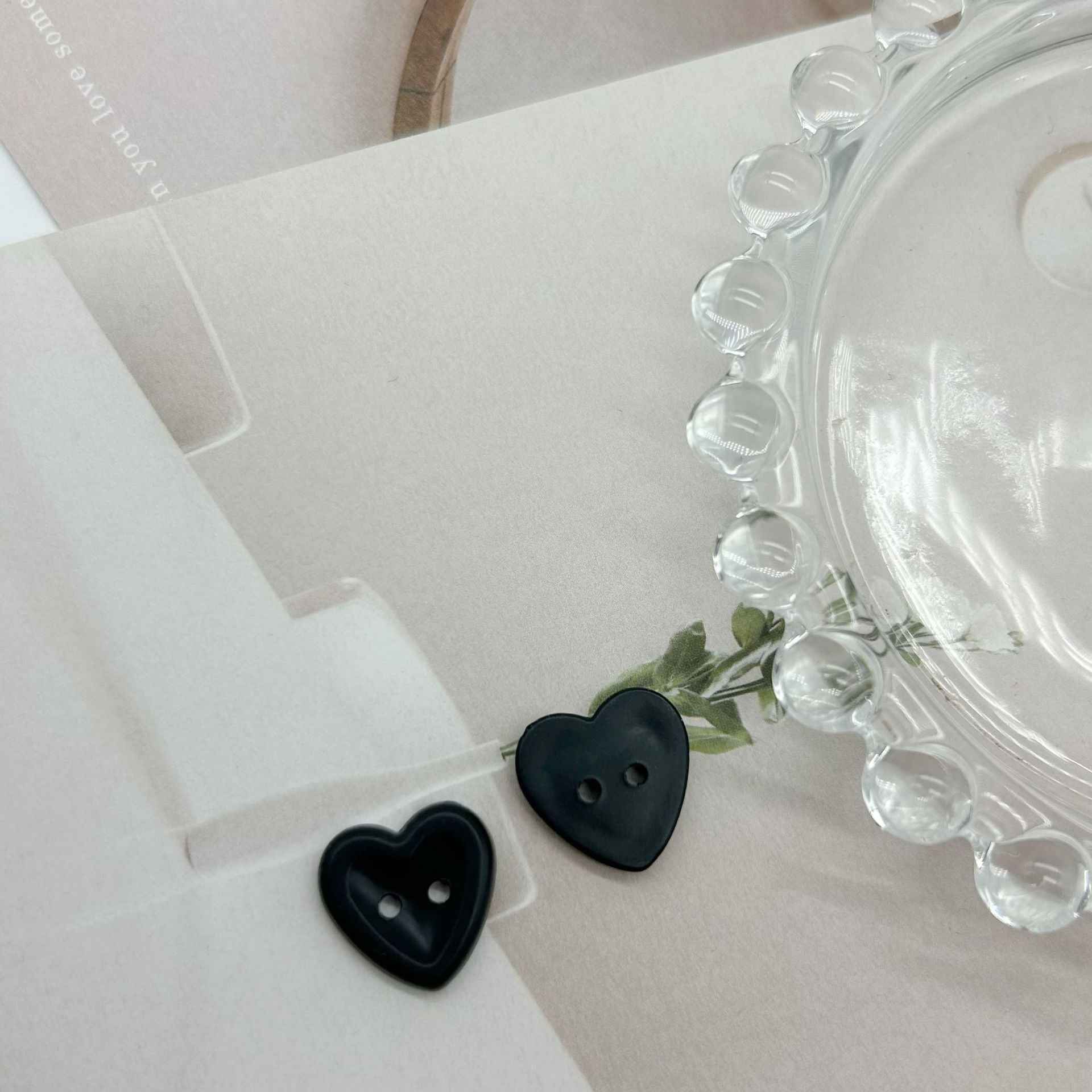 Dark heart buttons with two holes, two-piece set