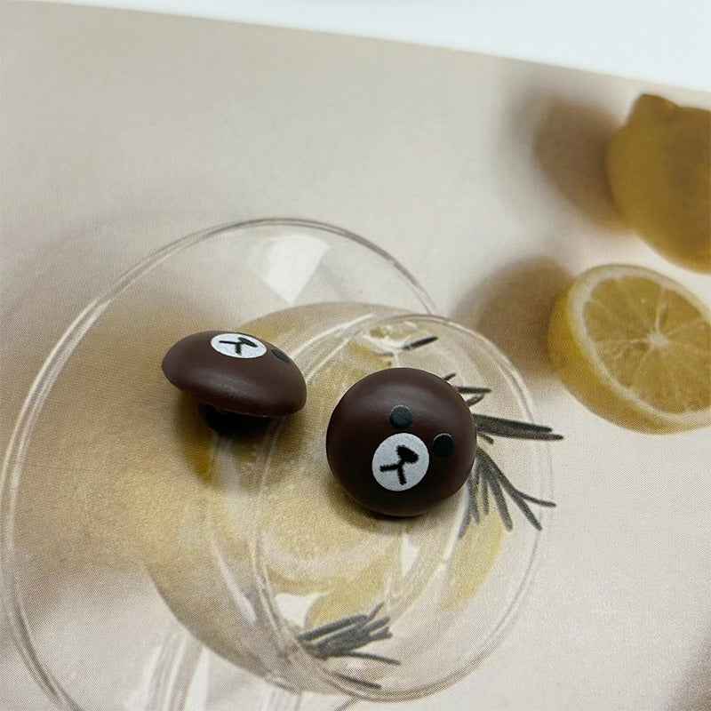 Braune Bären-Knöpfe aus Kunststoff mit weißem Gesicht und schwarzen Details, Flachansicht
