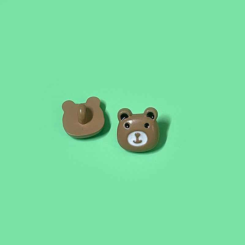 Brown bear head button front view, plastic shank for kids
