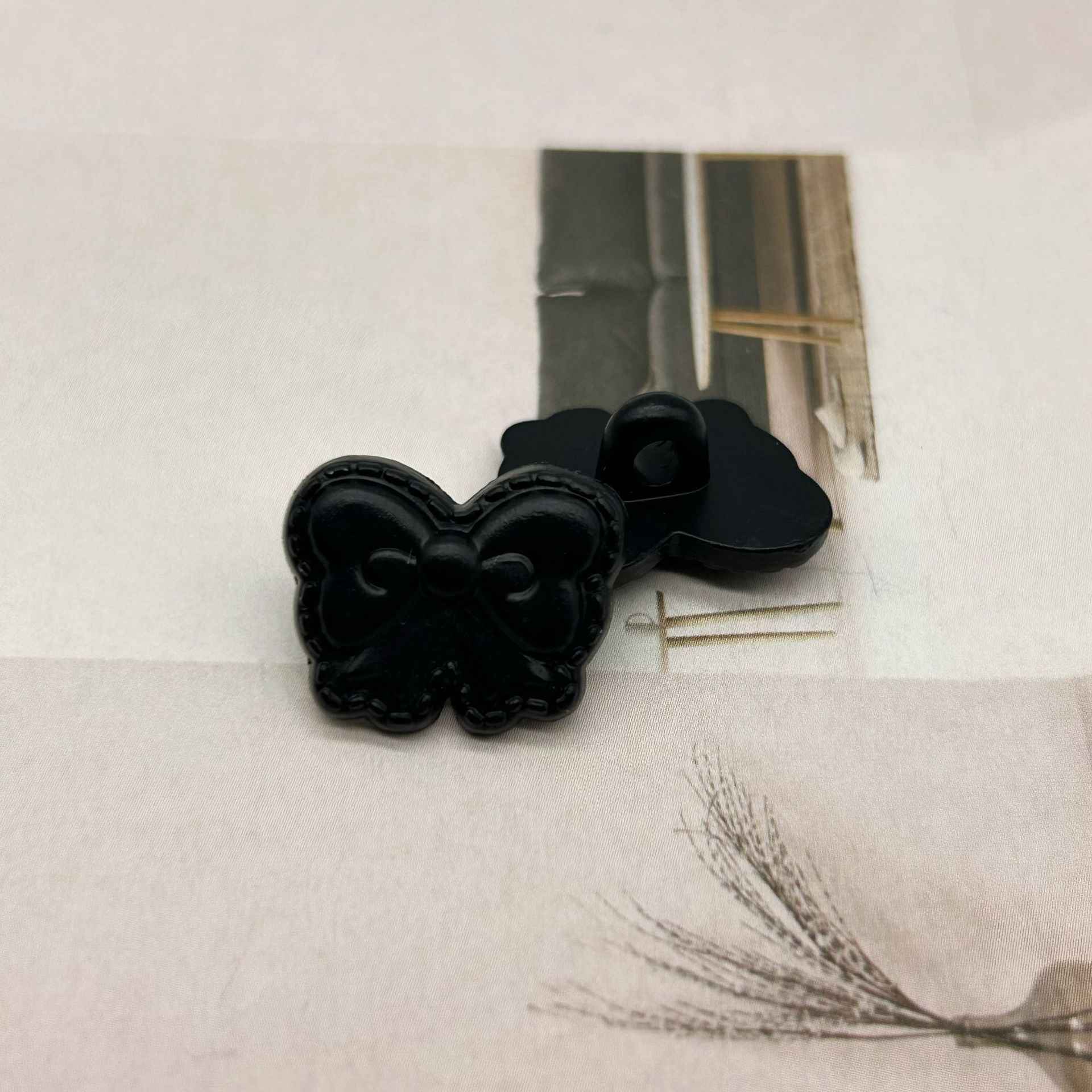 Children's butterfly-shaped shank buttons, black, 18mm, 60-pack