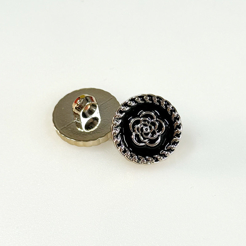 Rückansicht: 18/21-mm Kunststoffknöpfe, schwarze Camellia-Front mit Metallschaft