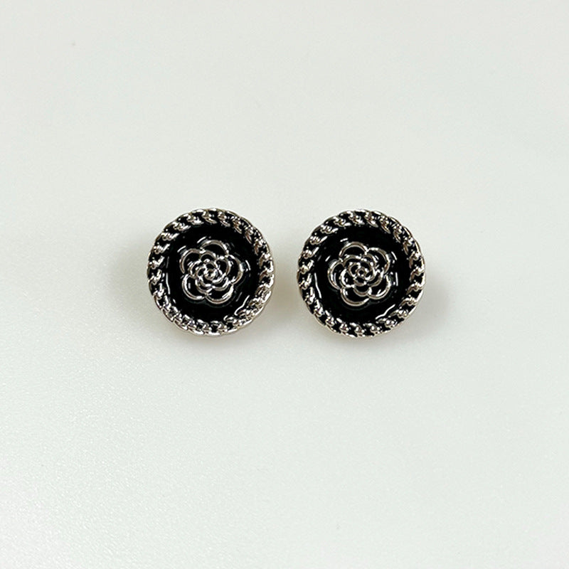 18/21-mm Kunststoffknöpfe, schwarze Camellia-Fronten mit gezacktem Rand
