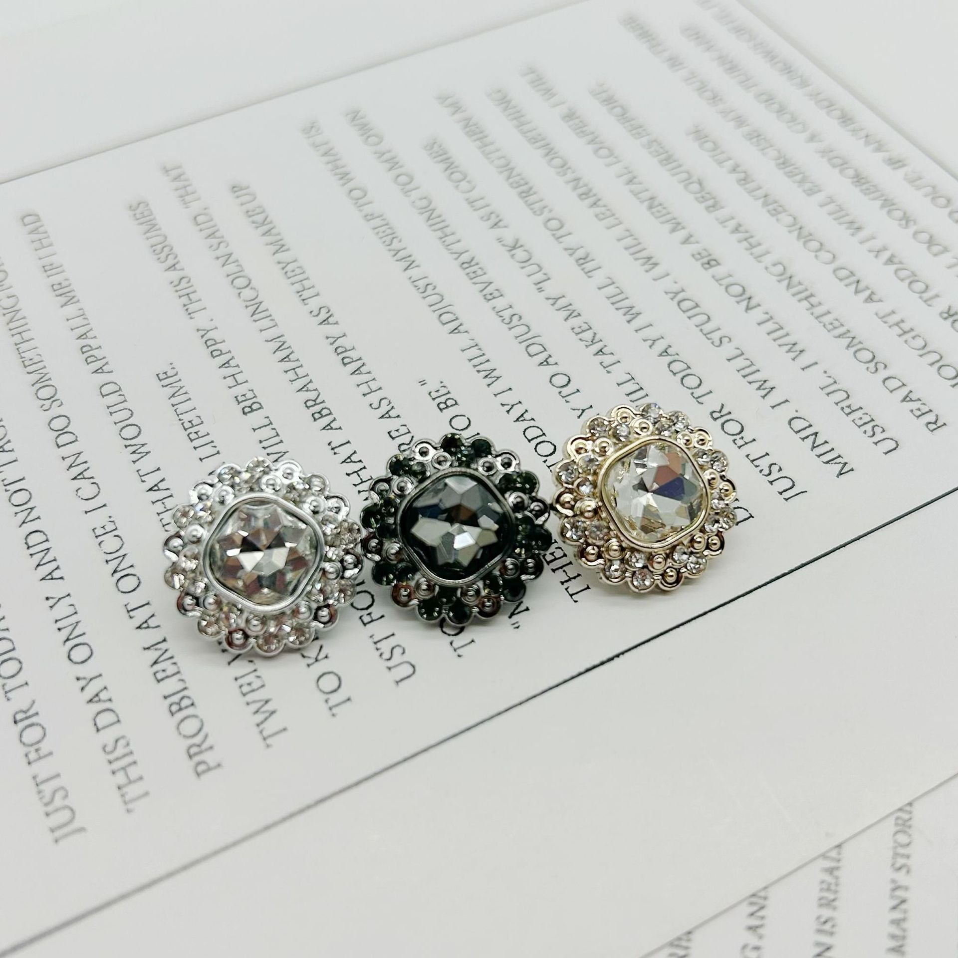 Diamond-flower shank buttons: gold, silver, gunmetal plastic (3 pcs visible).