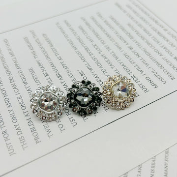 Diamond-flower shank buttons: gold, silver, gunmetal plastic (3 pcs visible).