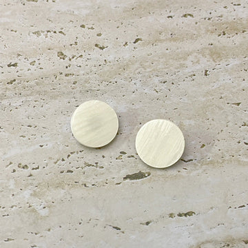 Beige flat round resin shirt button, smooth face with metallic shank