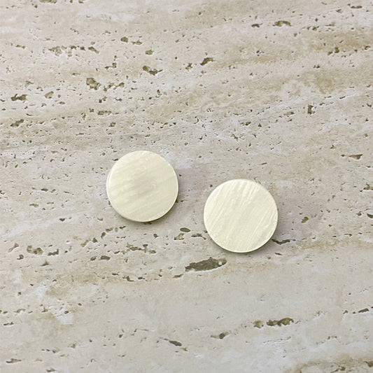 Beige flat round resin shirt button, smooth face with metallic shank