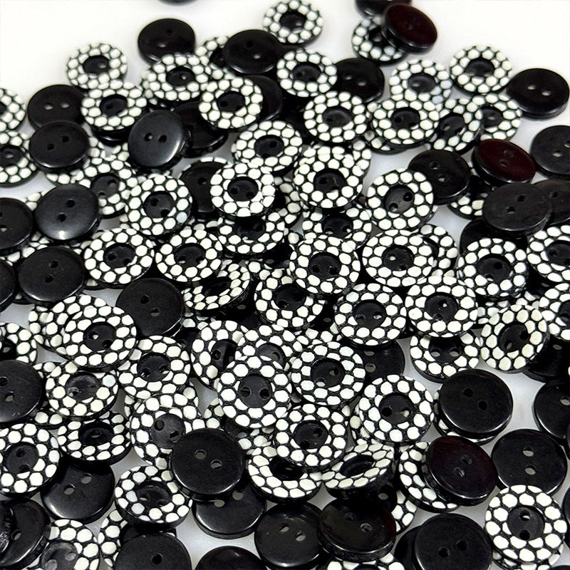 Detailansicht: 13mm runde Resin-Zweilochknöpfe mit schwarz-weißen Tupfen