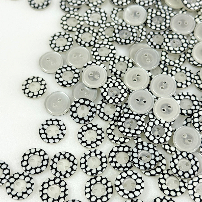 Knöpfe im Set: runde 13mm Resin-Zweilochknöpfe, weiß mit schwarz-weißem Muster