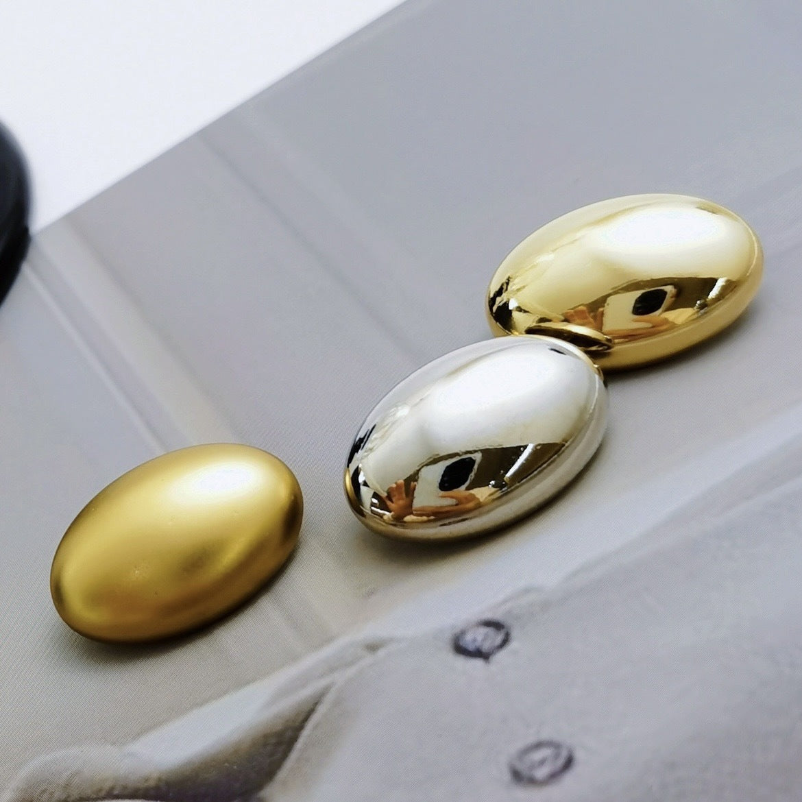 Gold and silver oval metal buttons with shanks, smooth glossy finish (18/22.5mm)