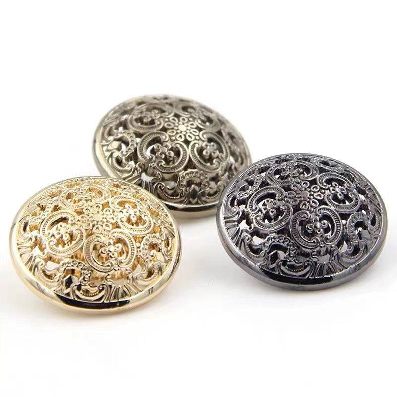 Metallknöpfe mit hohlem Schaft, florale Ornamentgravur in gold-, silber- und schwarzfarben