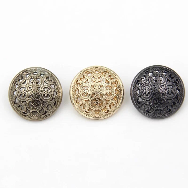 Zierknöpfe aus Metall mit hohlem Schaft, Rundform, grau/silber, gold und schwarz, Ornamentmuster