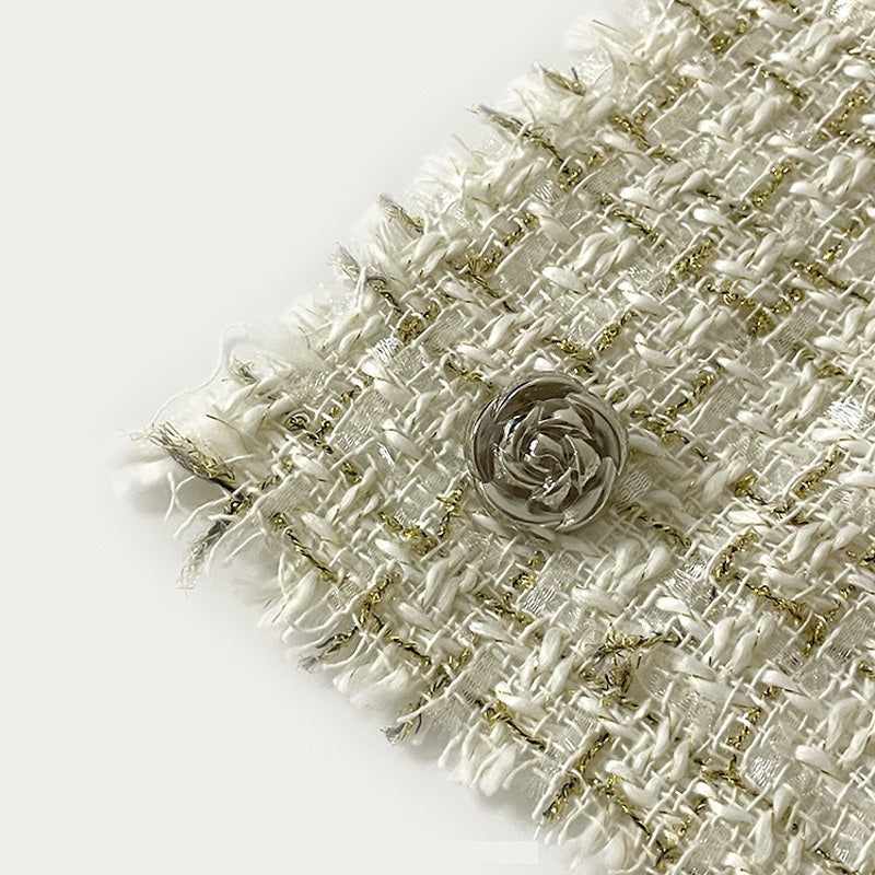 Bouton métal rose avec tige, argenté, posé sur tissu texturé, vue rapprochée