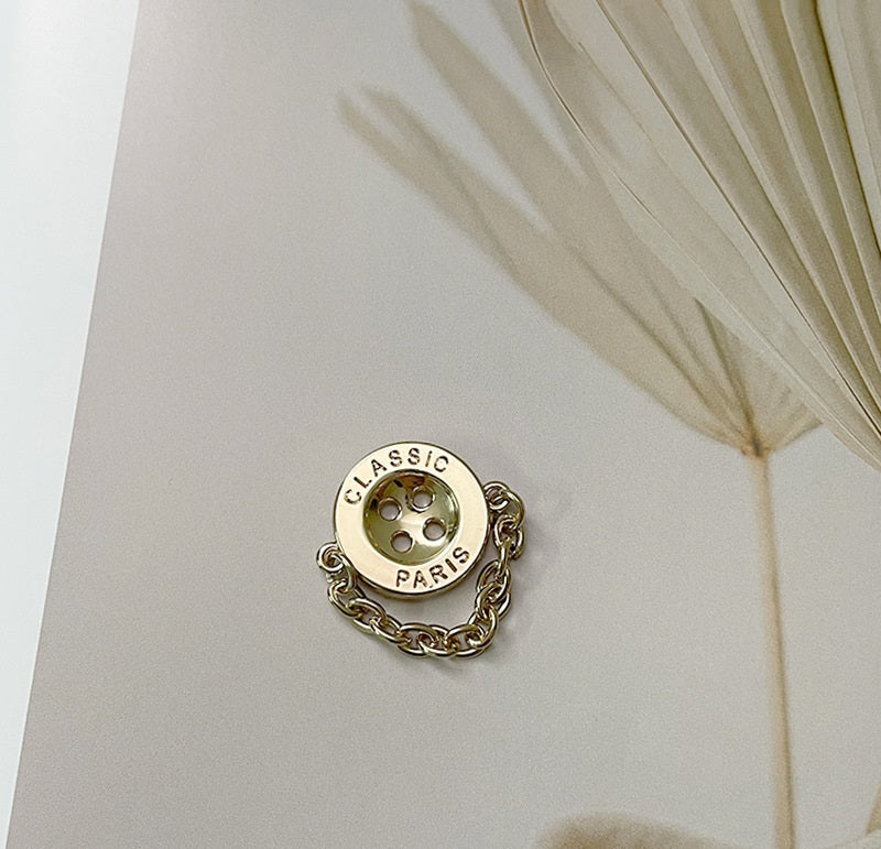 Runder Metallknopf mit Kette, 4 Löcher, goldfarben, Classic Paris