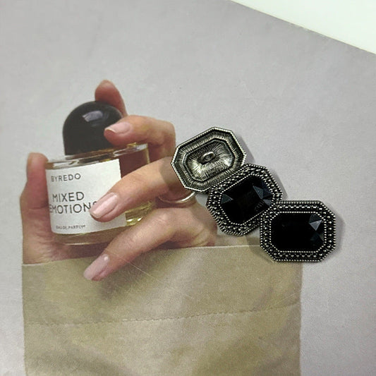 Paar schwarze Vintage-Diamant-Knöpfe mit Steinumrandung und Metallschlaufe