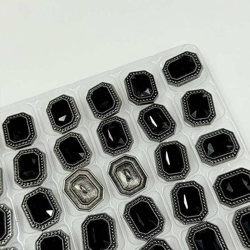 Satz schwarze Diamant-Zierknöpfe mit facettiertem Glaseinsatz und Perlenrand