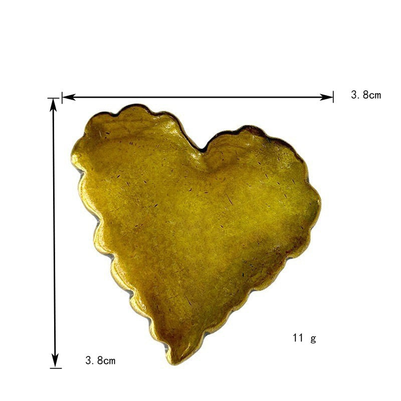 3.8cm antique gold heart button, 11 g, glossy metal with scalloped edges