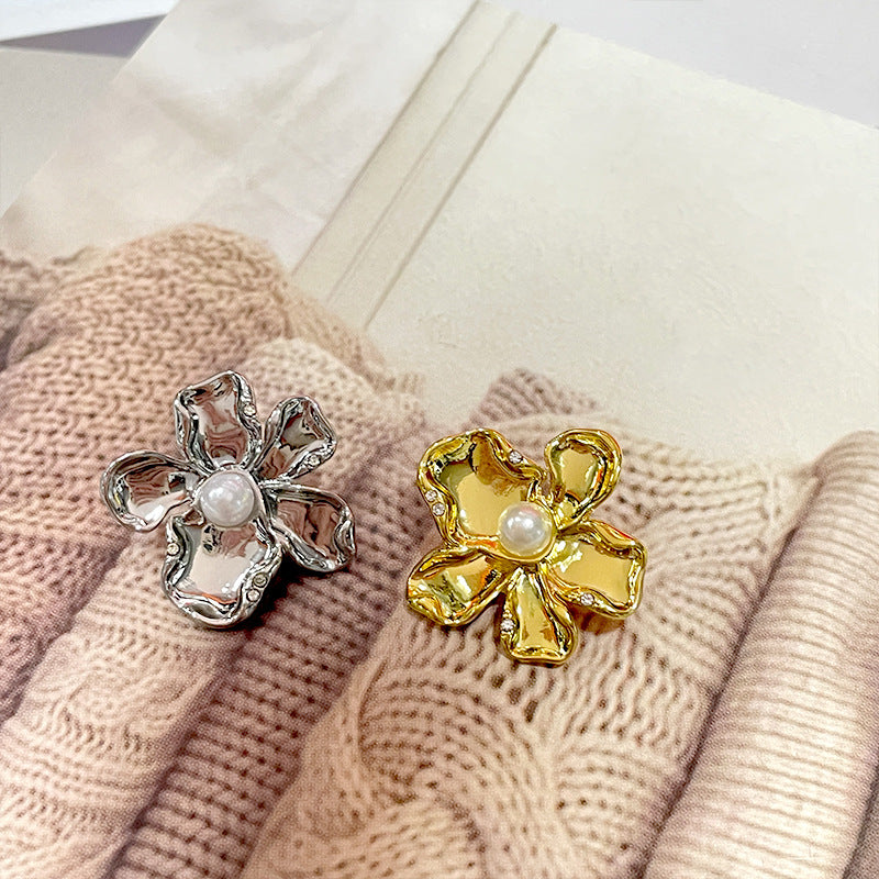 Sewing button set: gold and silver flower-shaped metal, central pearl with diamond-like accents