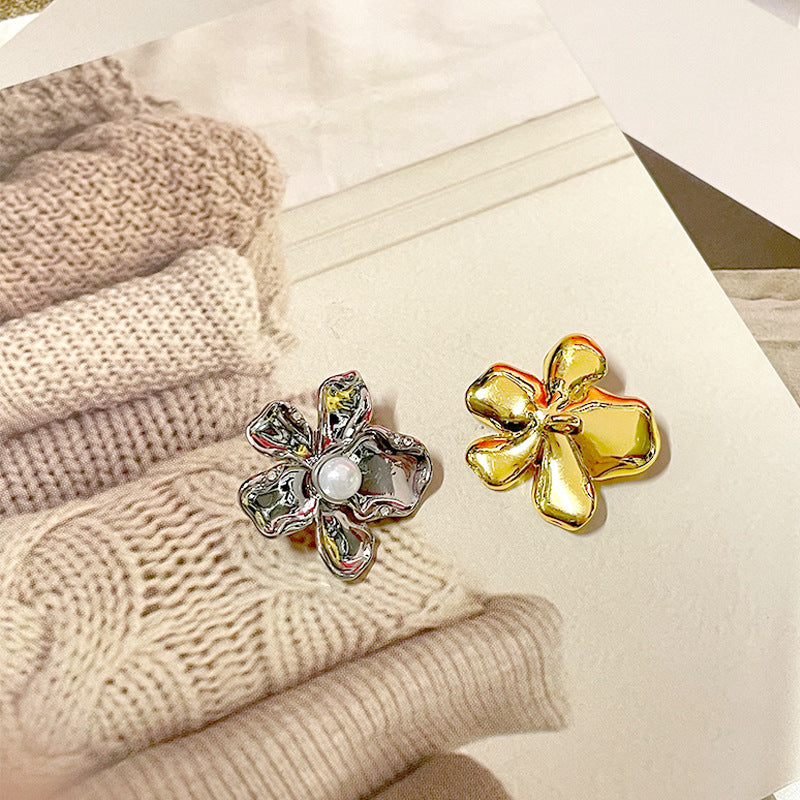 Silver Chinese-style metal sewing button, flower shape with central pearl and small diamond inlays