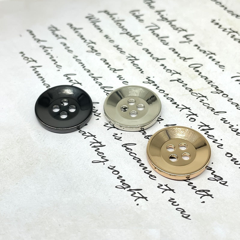Runde Metallknöpfe mit vier Löchern und breitem Rand: gun black, silber, gold