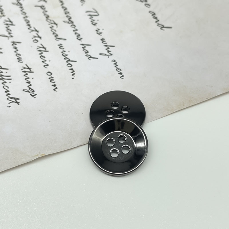 Gun black runder Metallknopf mit vier Löchern und breitem Rand, Vorder- und Rückseite