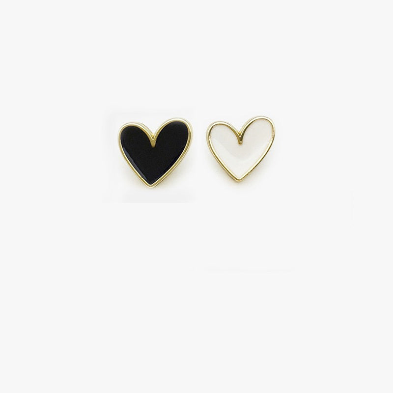 Heart-shaped buttons: black and white faces with gold edging, 12.5mm