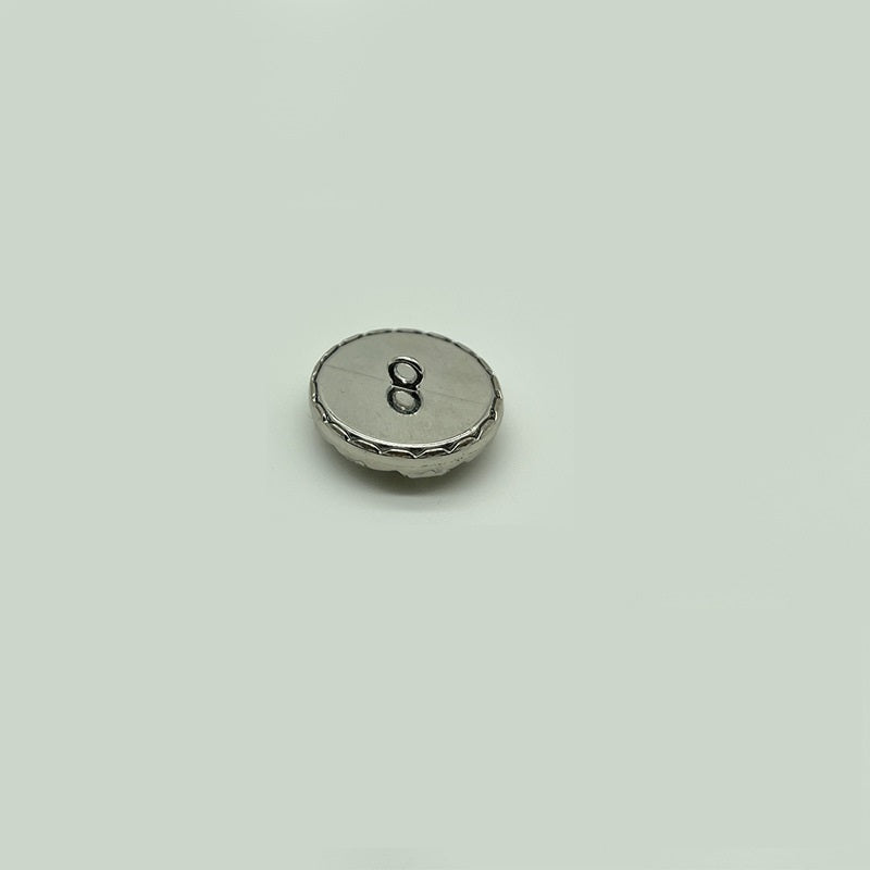 Rückseite Metallknopf in Silber mit Befestigungsschlaufe