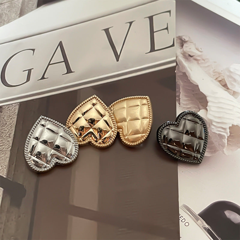 Conjunto de botones con corazón metálico: plata y dorado, con borde decorativo y enganche