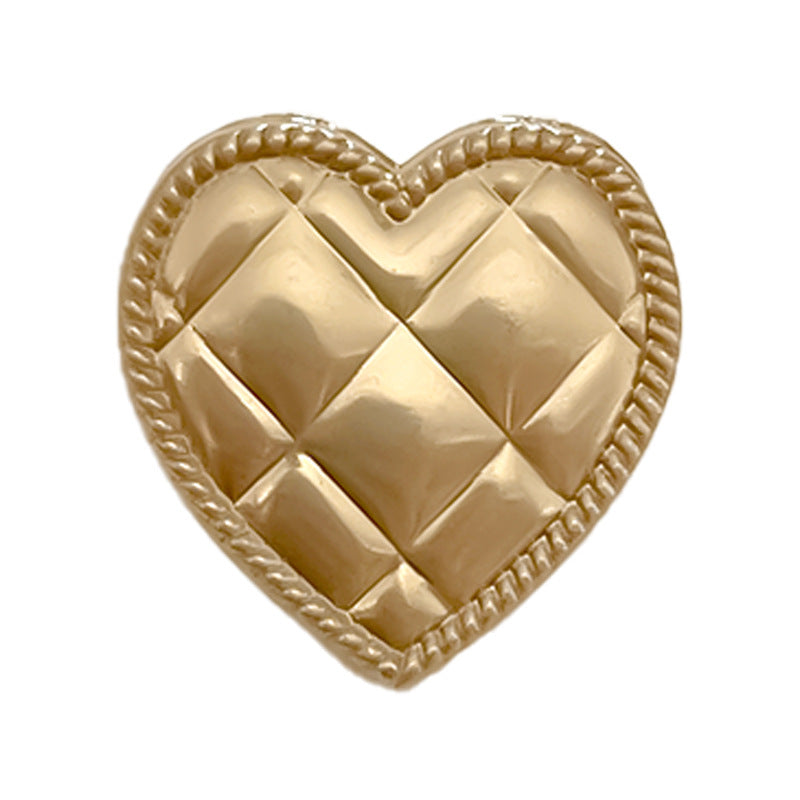 Botón de metal con forma de corazón, dorado brillante, acabado pulido y relieve geométrico