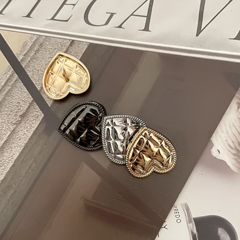 Botones corazón metálicos con borde tipo trenzado: plata, dorado y acentos negros brillantes