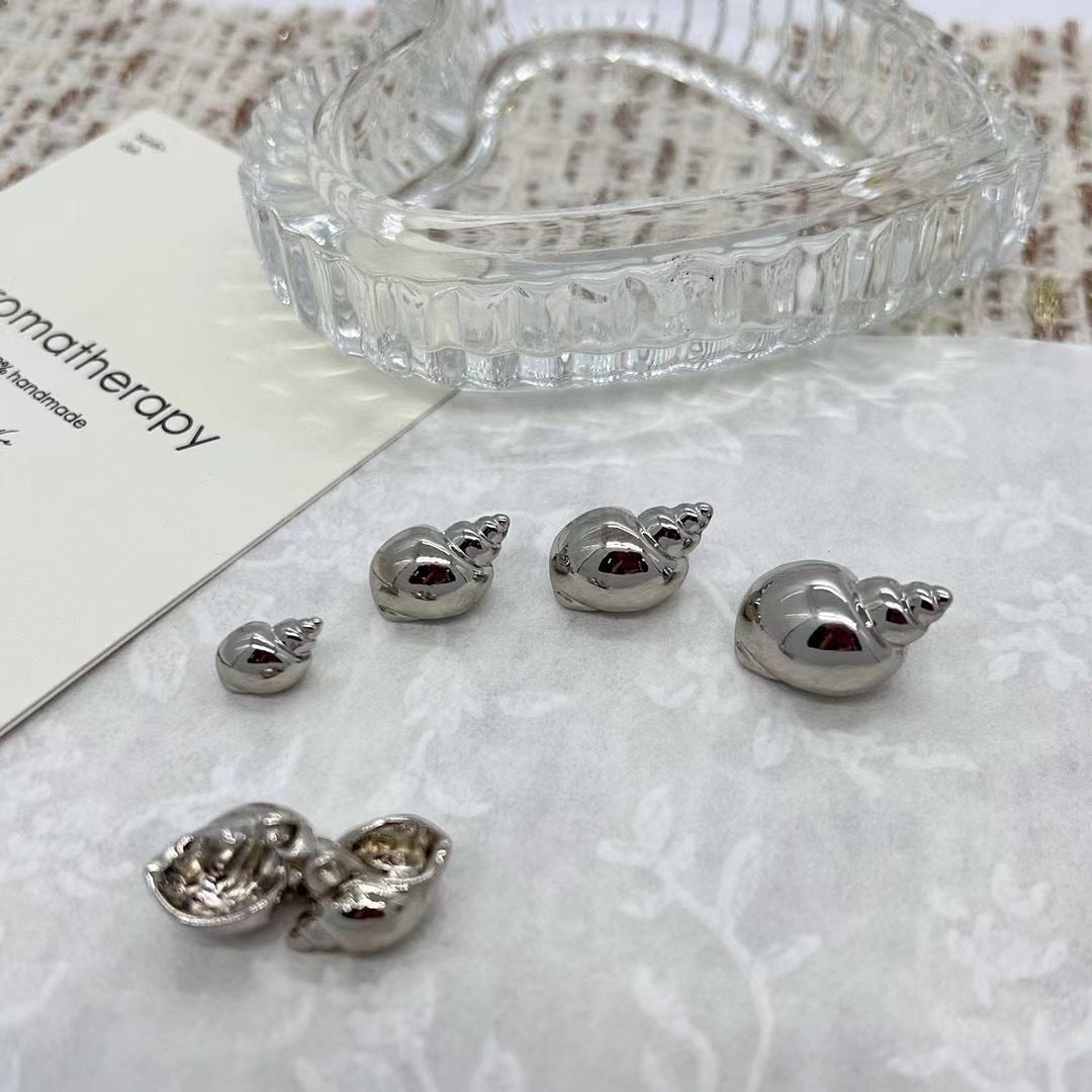 Silver glossy conch alloy buttons with high shanks, 3D conch design