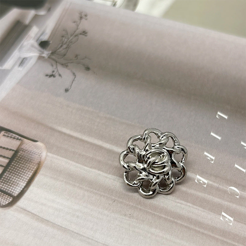 Silberfarbener Hohl-Blütenknopf mit Vintage floralen Reliefs, 12.5–25 mm