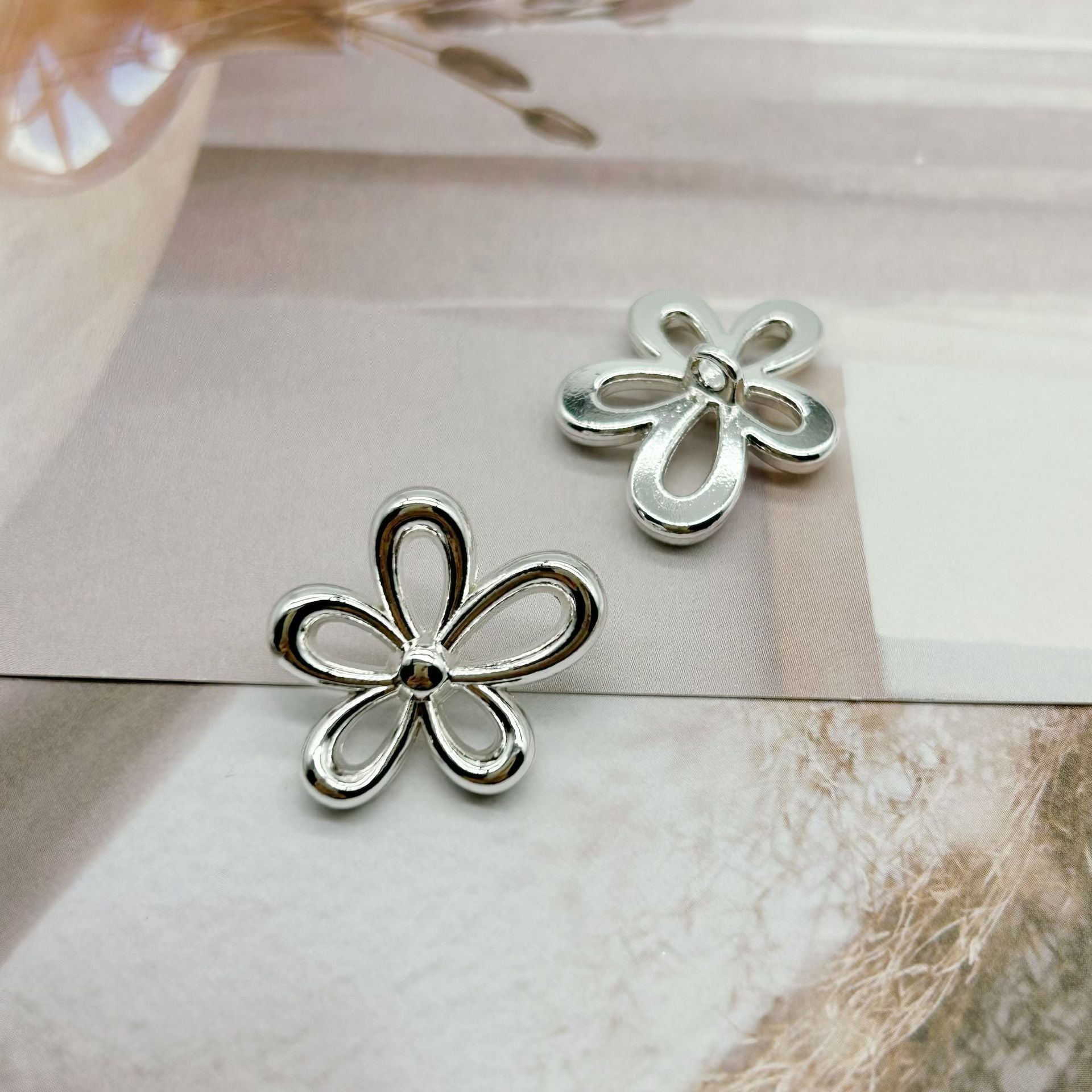 Silberner fünfblättriger Blumen-Metallknopf mit hohlem Kern und Stiel