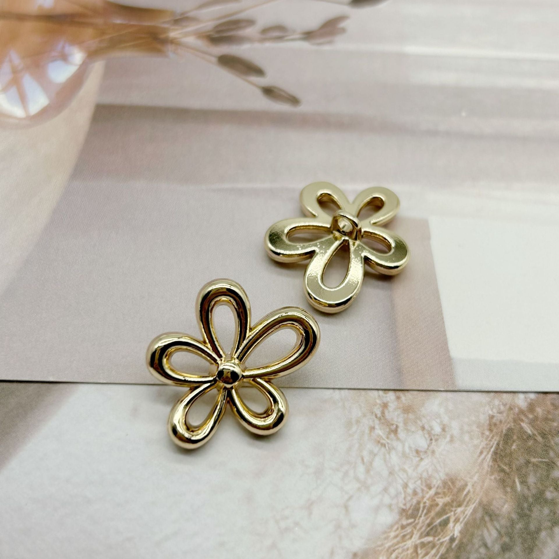 Goldener fünfblättriger Blumen-Metallknopf mit hohlem Kern und Stiel
