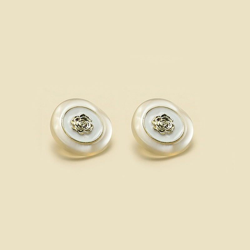White resin camellia button with gold-tone metal flower center, coat & knitwear, 18/23mm