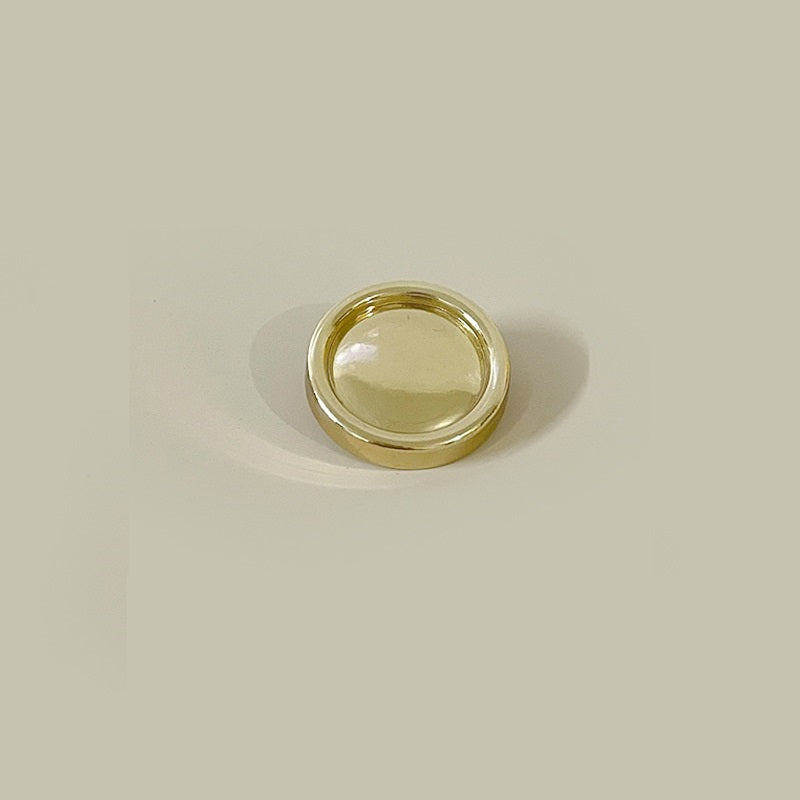 Bottone metallico rotondo concavo oro brillante da 15–25 mm, faccia leggermente lucida