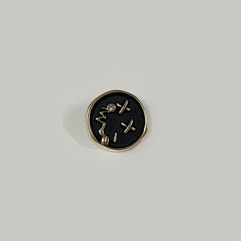 Botón 18/23 mm negro con carita sonriente, vástago alto y borde dorado