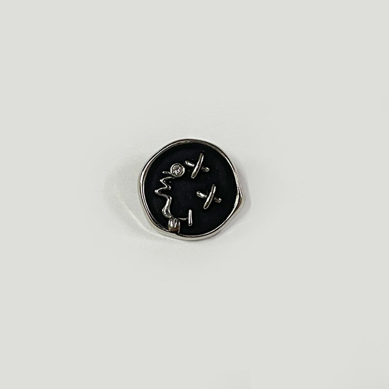 Botón de metal negro con carita sonriente, vástago alto y borde plateado (18/23 mm)