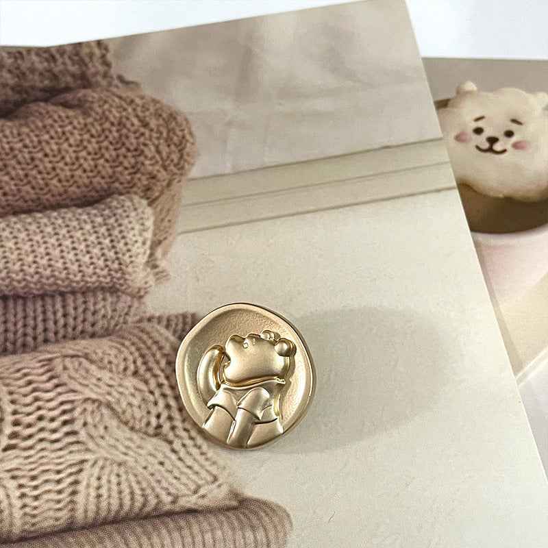 Goldfarbener Teddy-Bären-Metallknopf auf Kleidung, 18/23 mm