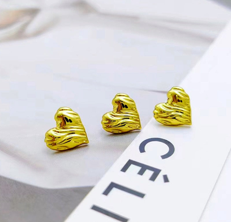 Three gold heart-shaped metal buttons with vintage swirl texture, 12mm