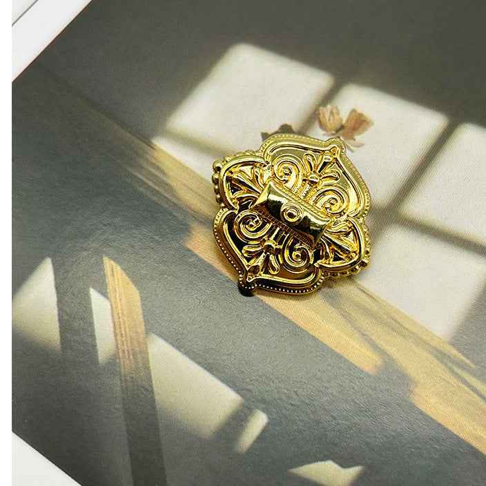 Gold vintage engraved alloy button with ornate scrolling details, 18–24 mm