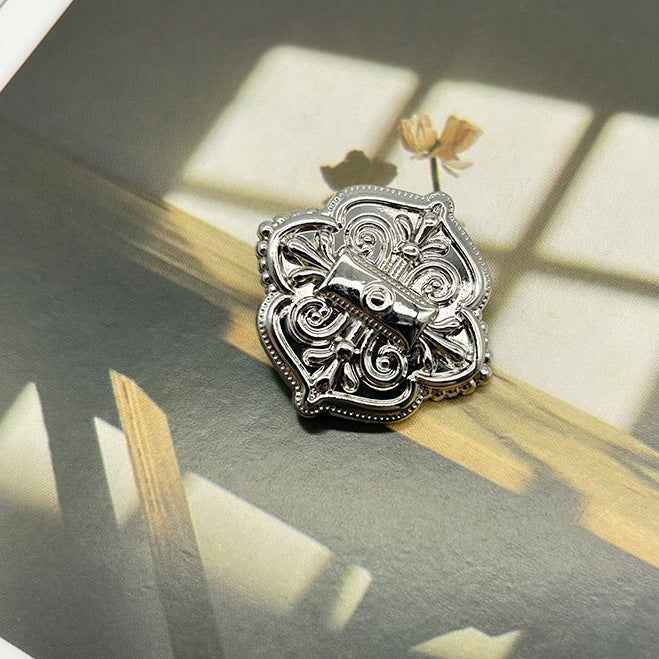 Silver vintage engraved alloy button, ornate shield centerpiece, 18–24 mm